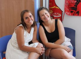 Una pareja de alumnas y amigas